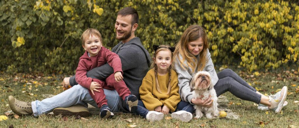 Glückliche Familie mit Hund